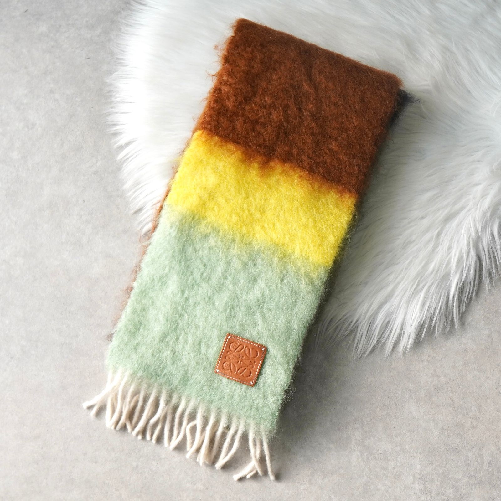 ロエベ アナグラム レザーパッチ モヘア マフラー マルチカラー - メルカリ