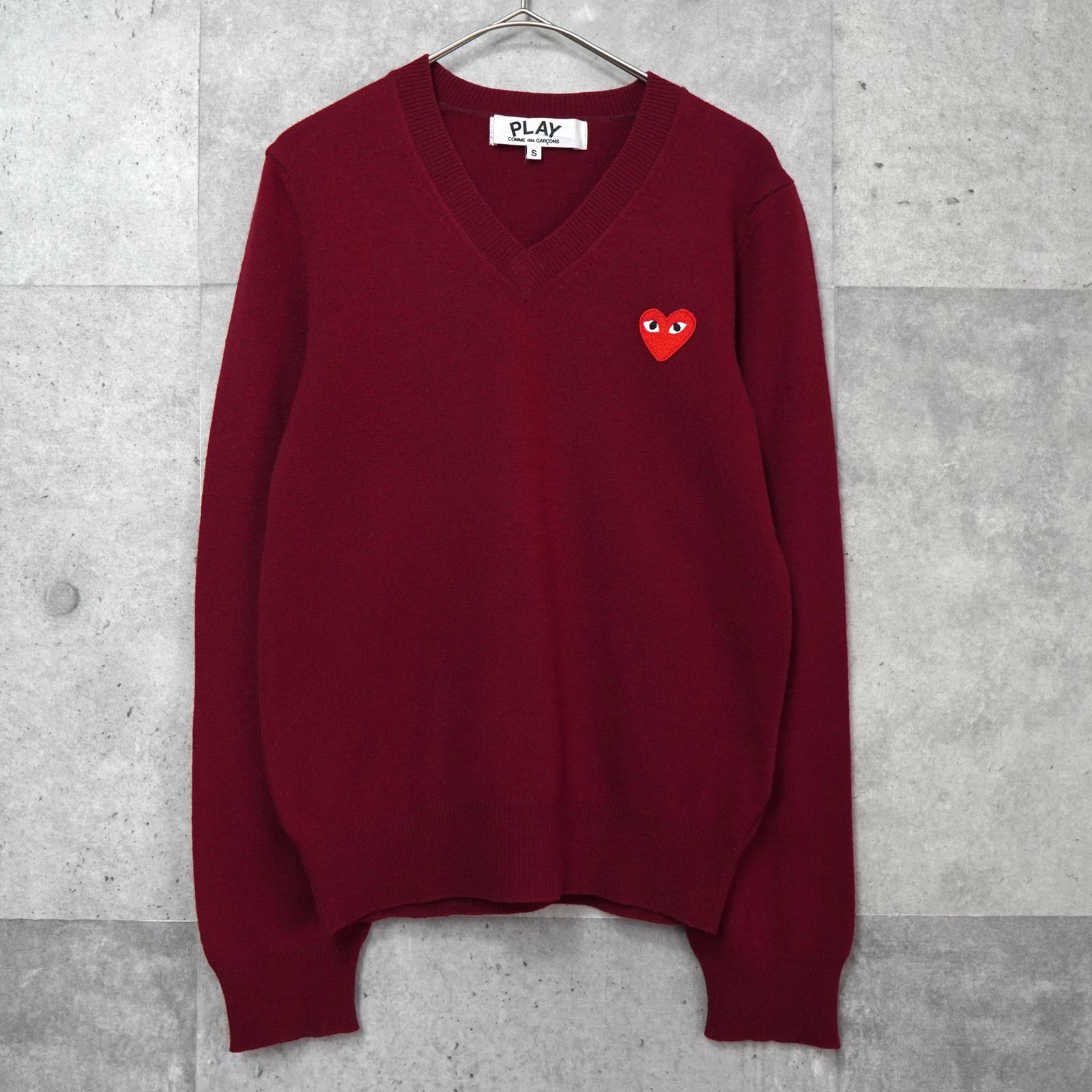 プレイ コム デ ギャルソン ハートロゴ Vネック ウール ニット ボルドー レディース