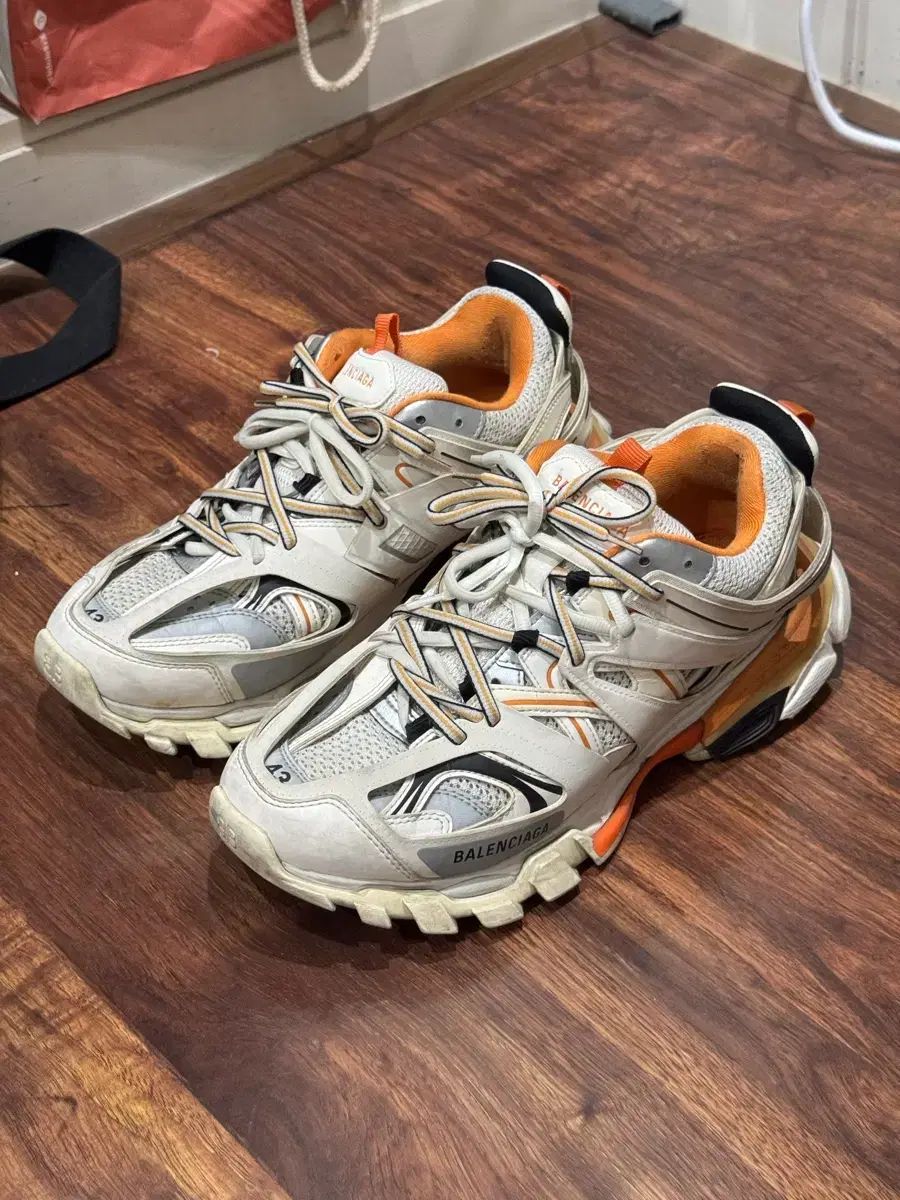 新品同様 バレンシアガ　トラック43 バレンシアガ トラック 白 オレンジ 43 - メルカリ