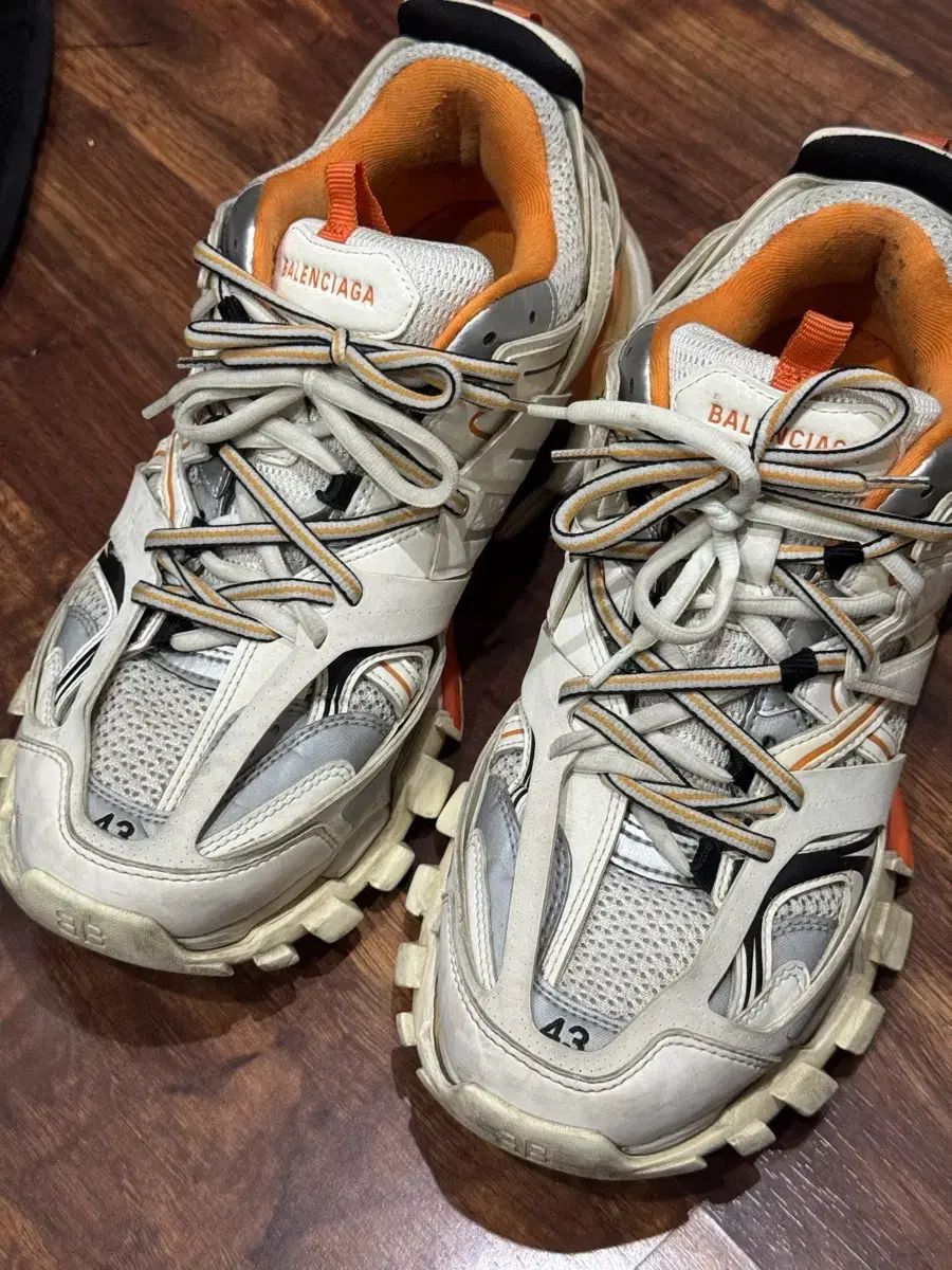 新品同様 バレンシアガ　トラック43 バレンシアガ トラック 白 オレンジ 43 - メルカリ