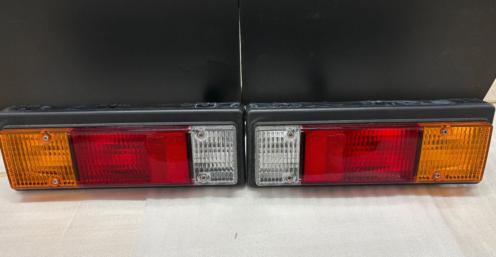 【良品】テールランプAssy 左右セット#三菱#ふそう#キャンター#トラック 三菱ふそう現行キャンターテールランプ左右セット/ML250081/ML250082