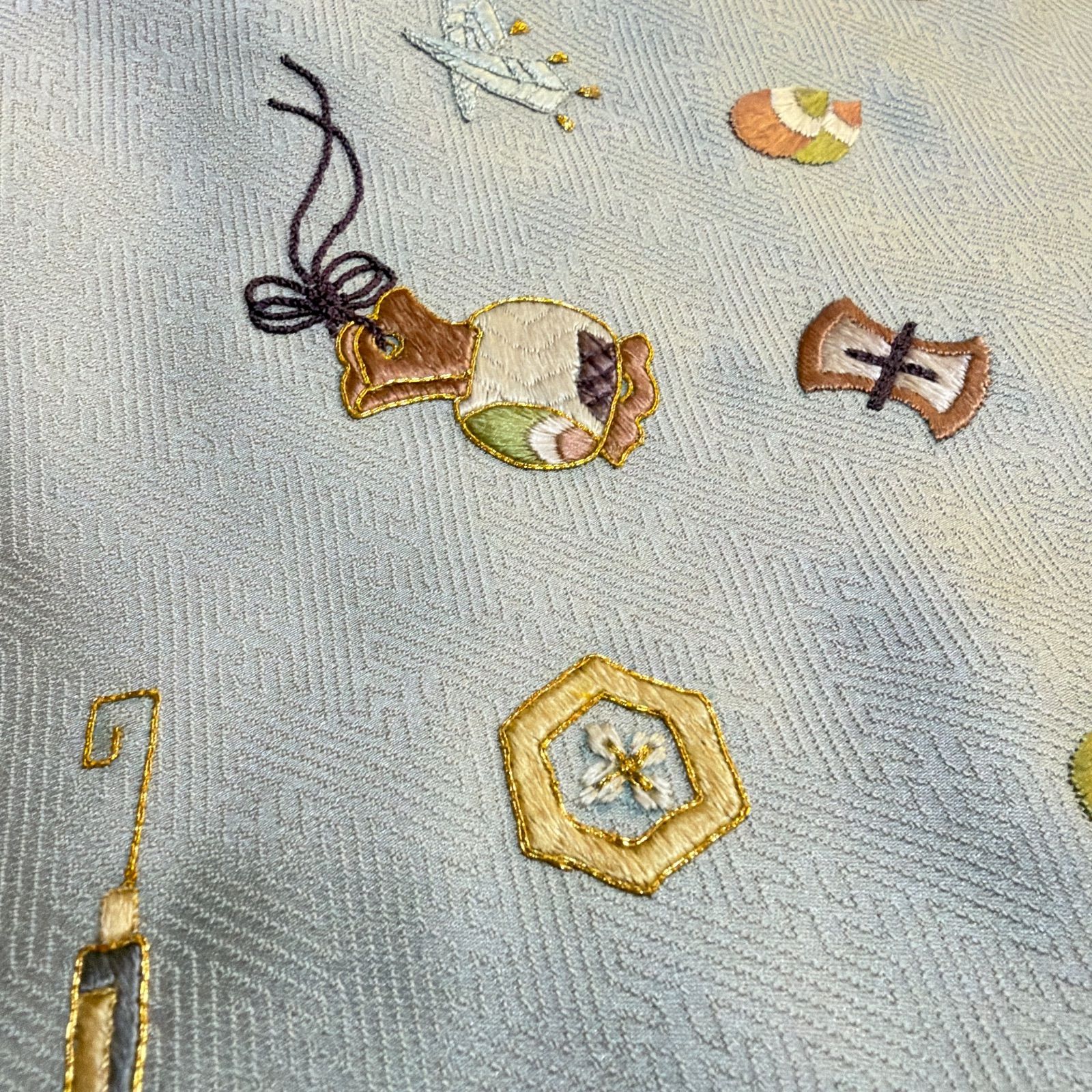 丸太遠藤　付下げ　薄物　千鳥　波　刺繍　正絹　ベージュ 丸太遠藤 付下げ 薄物 千鳥 波 刺繍 正絹 ベージュ ベージュ 正絹 訪問