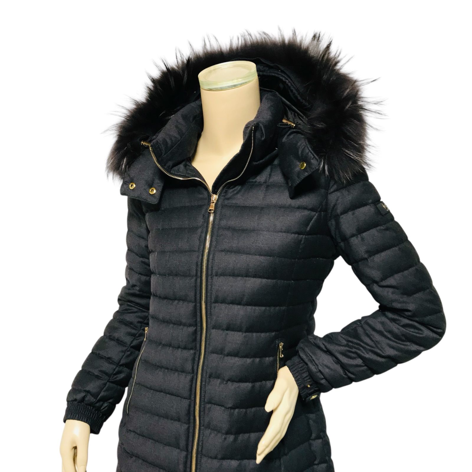 【美品】タトラス ノーカラー ダウンジャケット ゴールドジップ ロゴワッペン 黒 美品】タトラス ノーカラー ダウンジャケット ゴールドジップ ロゴ