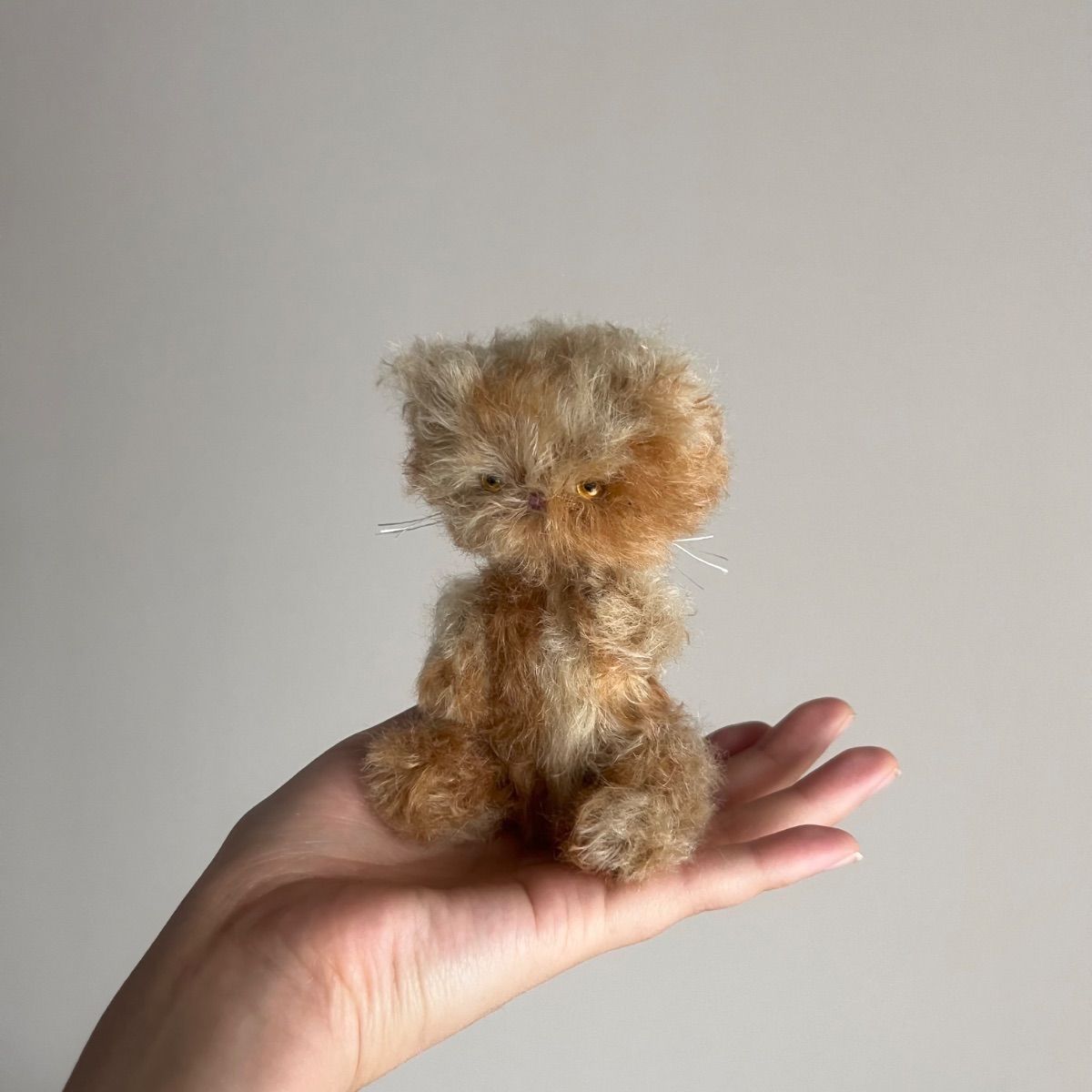 Cora「 きみの こねこちゃん 」ねおきの茶色っぽい子 ぬいぐるみ 作家