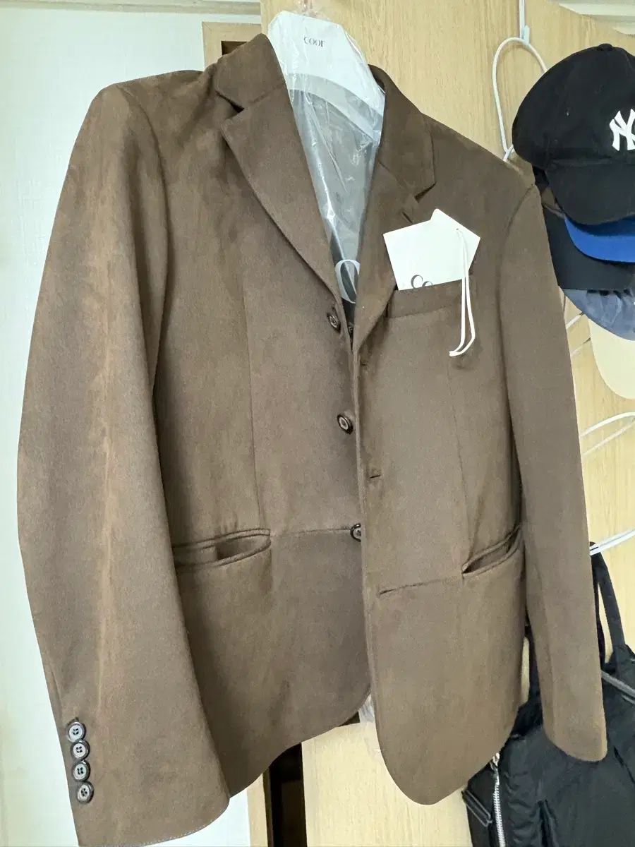 クアー フェイク スウェード スリー ボタン ブレーザー ダークブラウン