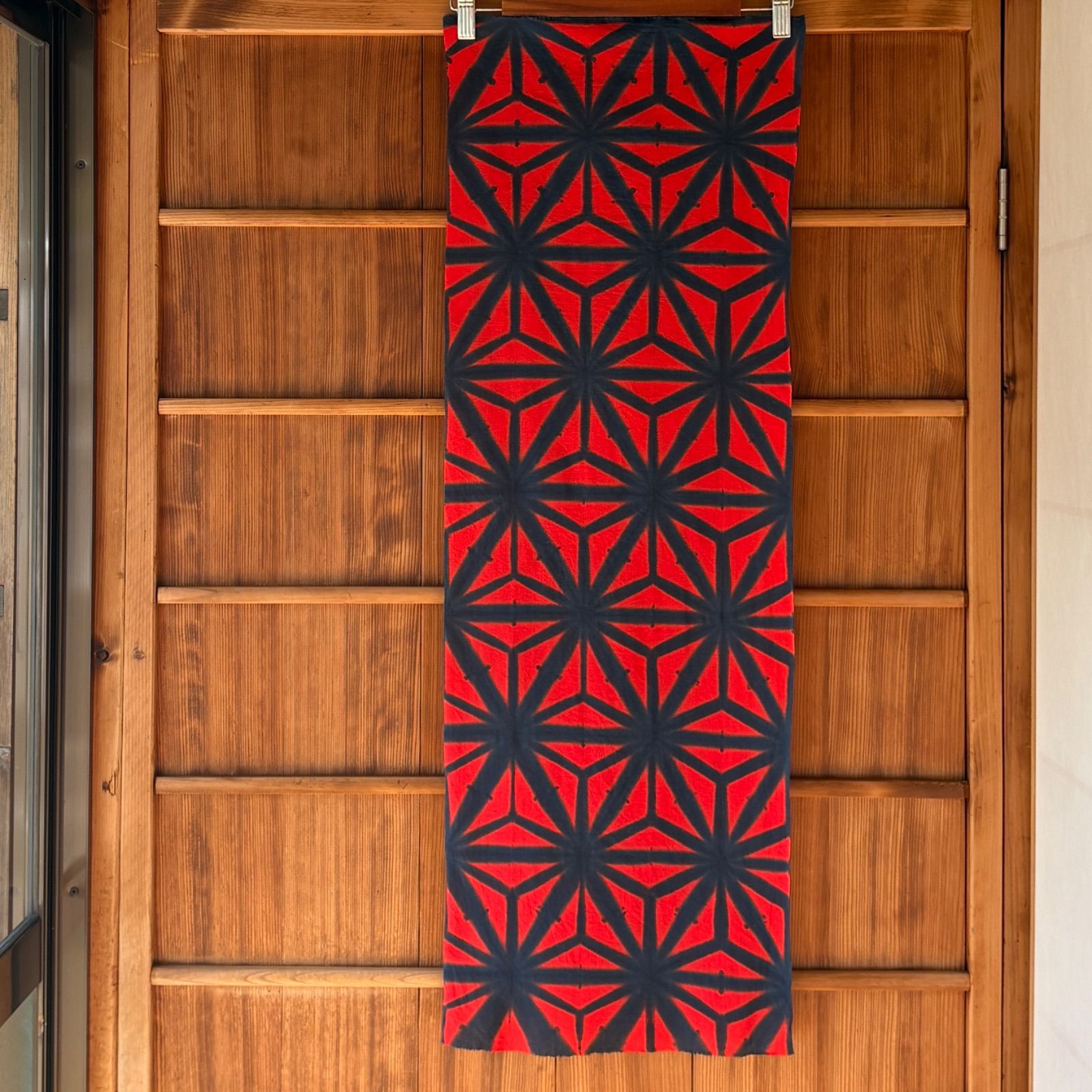 s143【sato】 真っ赤地 に 藍染 麻の葉絞り 手ぬぐい 雪花絞り レッド