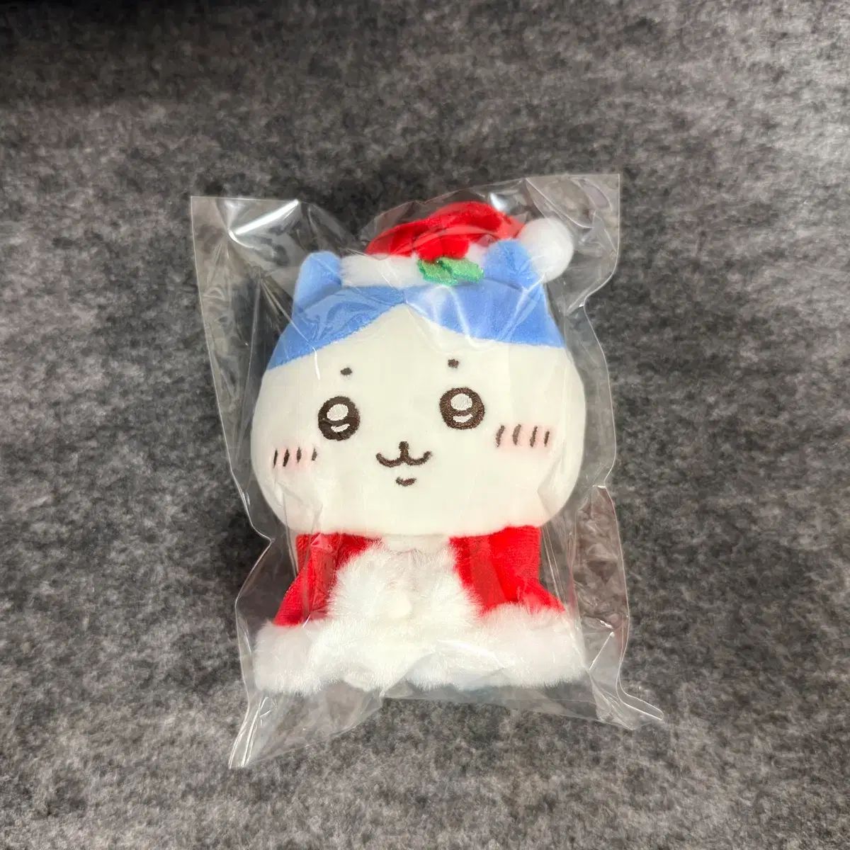 おもちゃ 【ゆうゆう】ちいかわ ハチワレ サンタさんだ！ ぬいぐるみ S