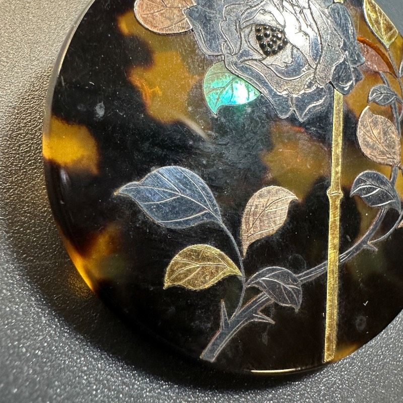 vintage】本鼈甲 螺鈿細工 薔薇柄 金蒔絵 ブローチ レア GT-R6 - メルカリ