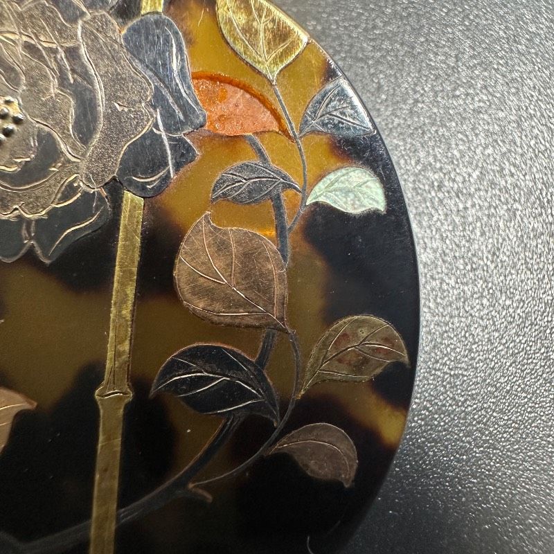 vintage】本鼈甲 螺鈿細工 薔薇柄 金蒔絵 ブローチ レア GT-R6 - メルカリ