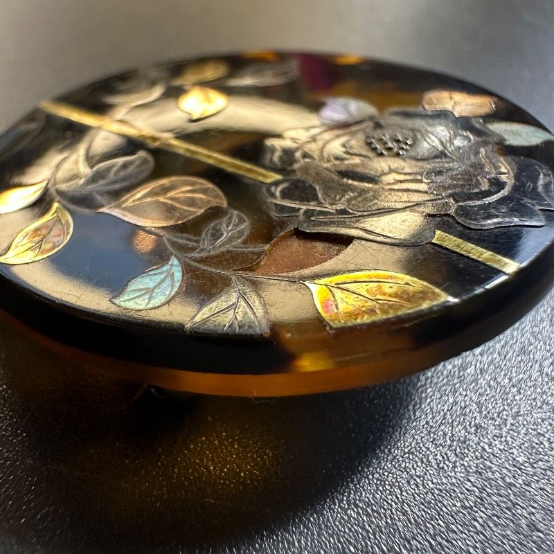 vintage】本鼈甲 螺鈿細工 薔薇柄 金蒔絵 ブローチ レア GT-R6 - メルカリ