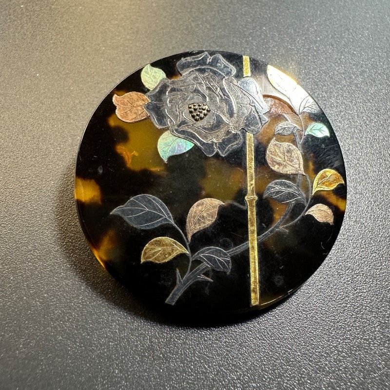 vintage】本鼈甲 螺鈿細工 薔薇柄 金蒔絵 ブローチ レア GT-R6 - メルカリ