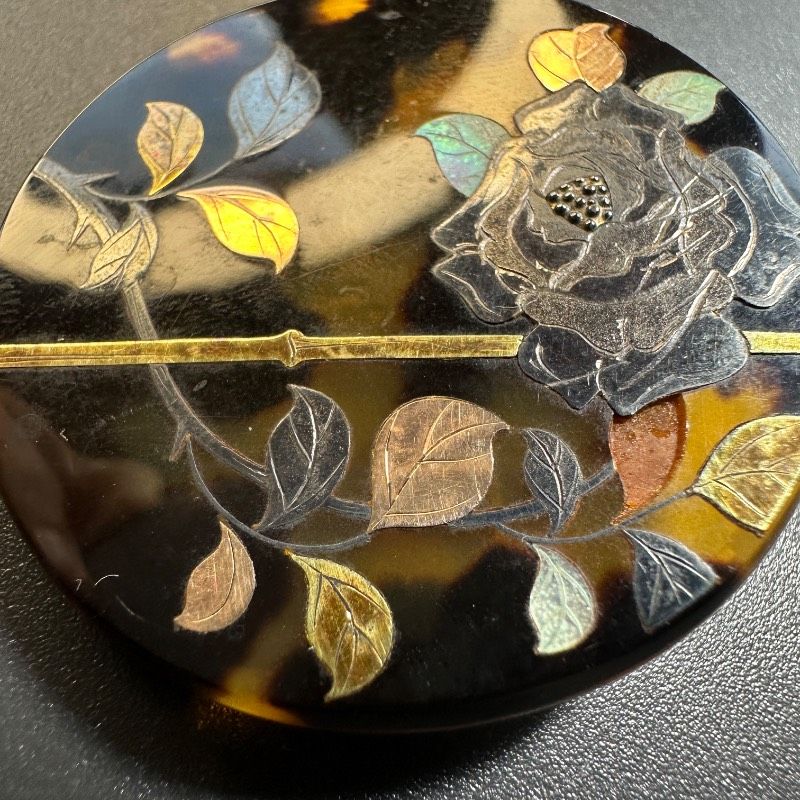 vintage】本鼈甲 螺鈿細工 薔薇柄 金蒔絵 ブローチ レア GT-R6 - メルカリ