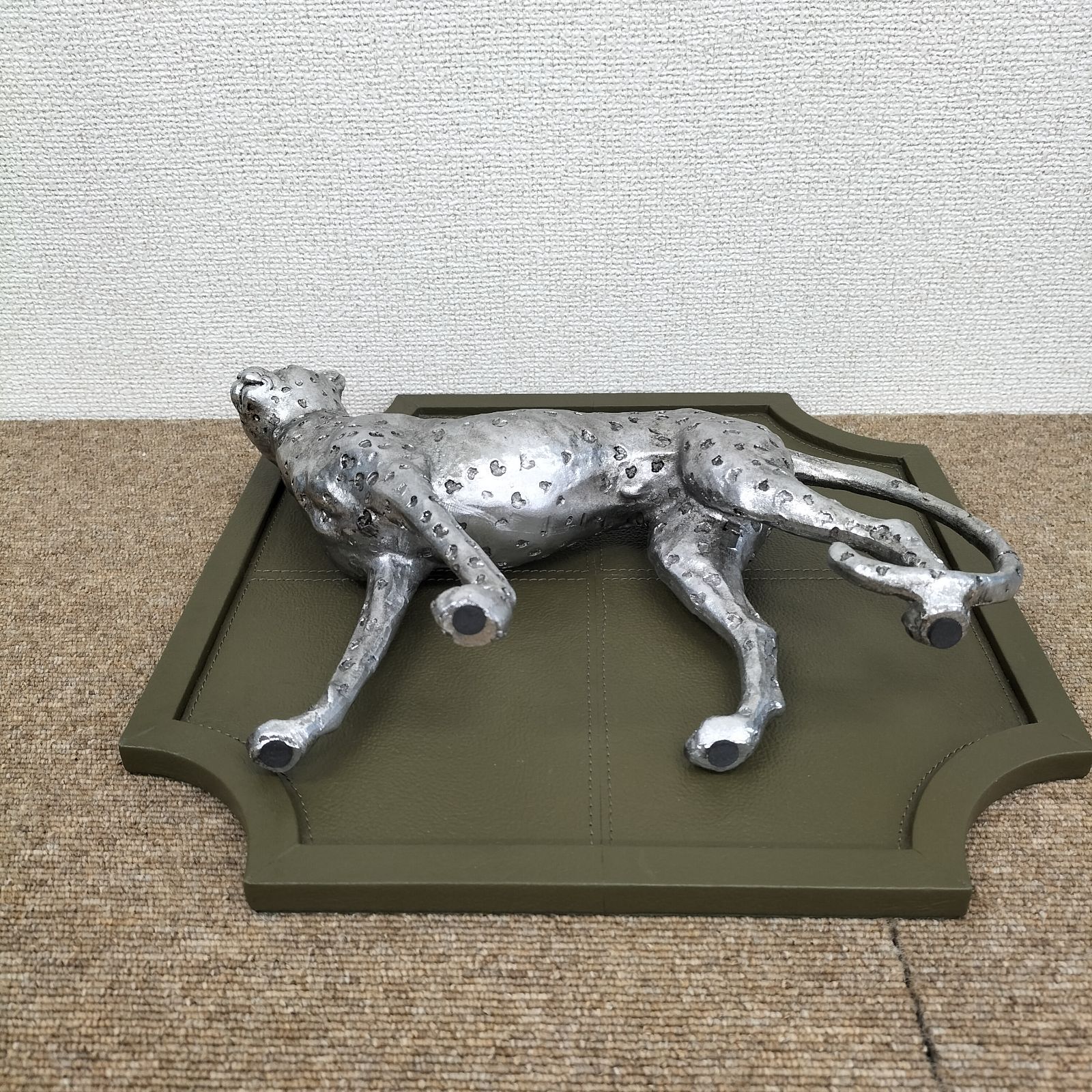  アニマル レオパード スタンディング 豹 オブジェ 置物 トレー付 モデルルーム展示品 C 2512OB5 飾りラック 置物 インテリア小物