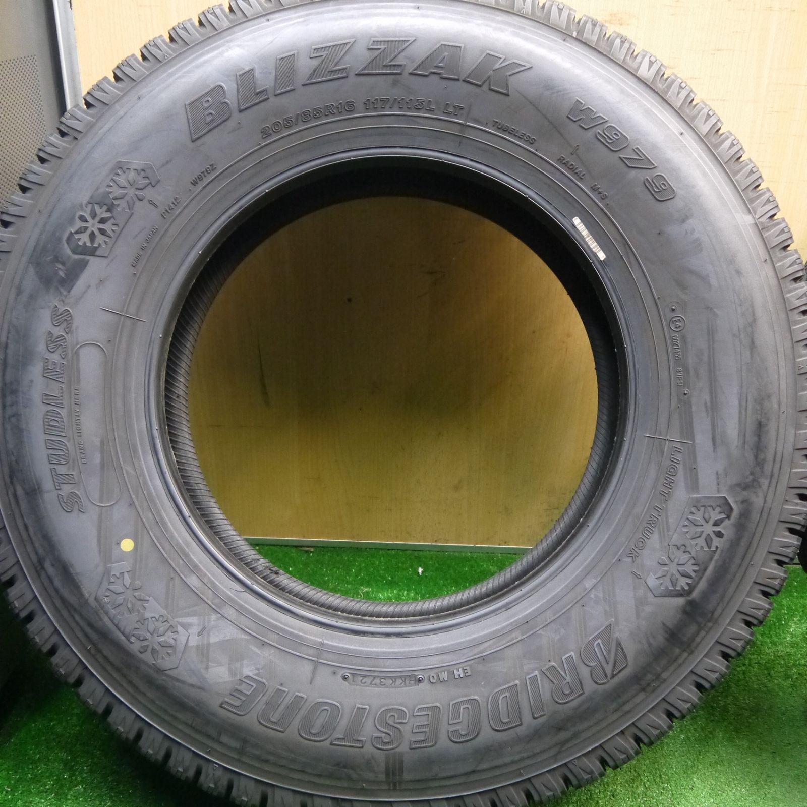 ブリヂストン BLIZZAK W979 205/70R17.5 115/113L LT 6本 8～9分溝 