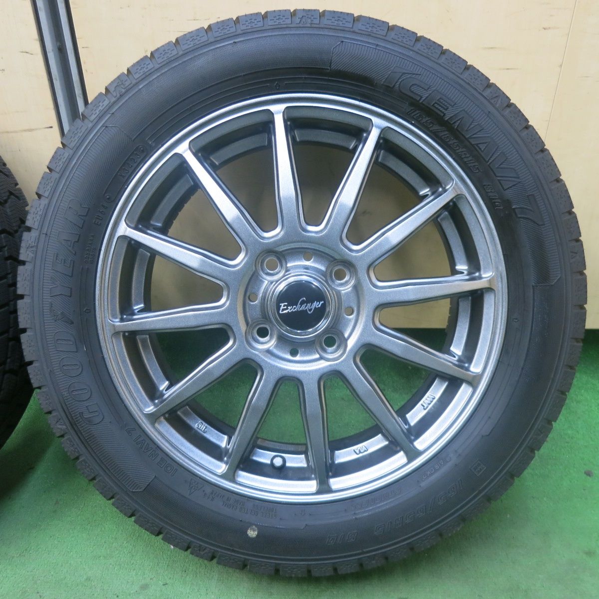 適合調べます　バリ溝スタッドレス　205/65/15 バリ溝！23年！キレイ！9.5分以上☆スタッドレス 165/65R15