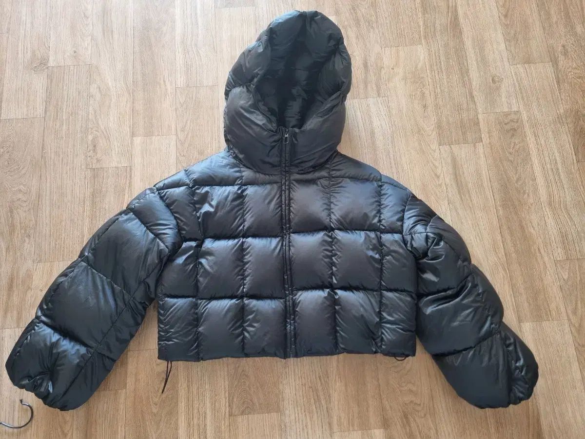 ブラック クロップド ダウン アウター フード スタイル