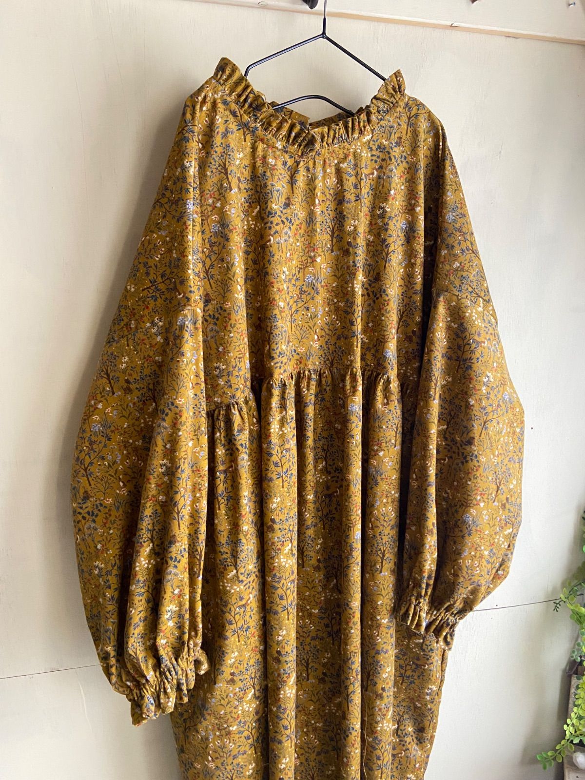 冬生地コーデュロイ ギャザーワンピース フリルギャザーワンピース マスタード 草花 動物柄