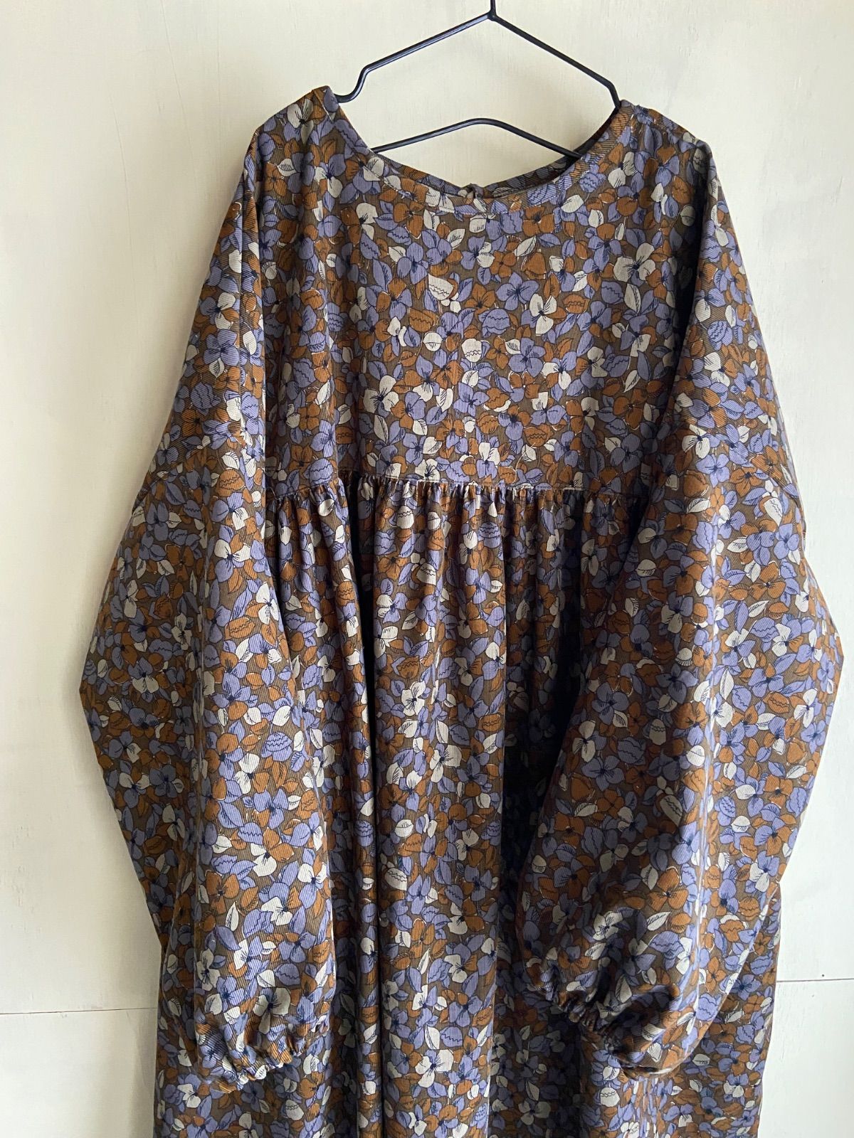 冬生地 コーデュロイ ヨークギャザーワンピース ブラウン 花柄