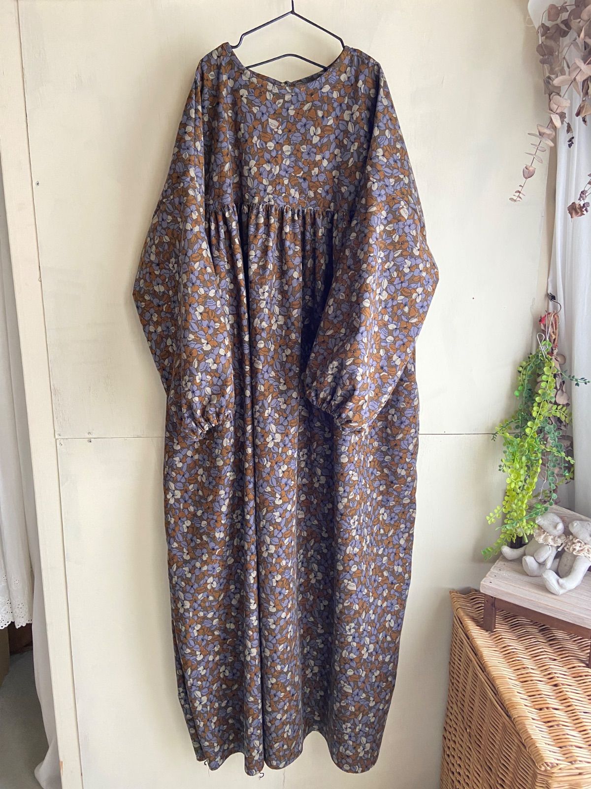 冬生地 コーデュロイ ヨークギャザーワンピース ブラウン 花柄