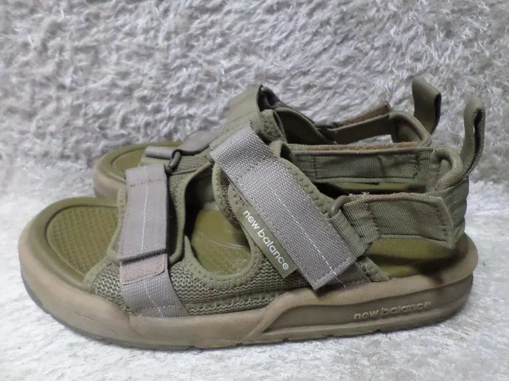 260 ニューバランス カーキ サンダル スリッパ 中古 靴