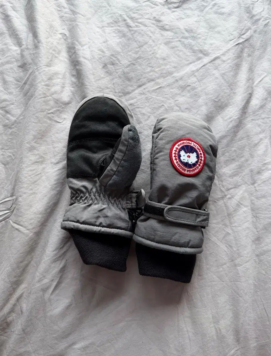 S/ Canada Goose(カナダグース) ロゴワッペン ミトン グローブ 手袋