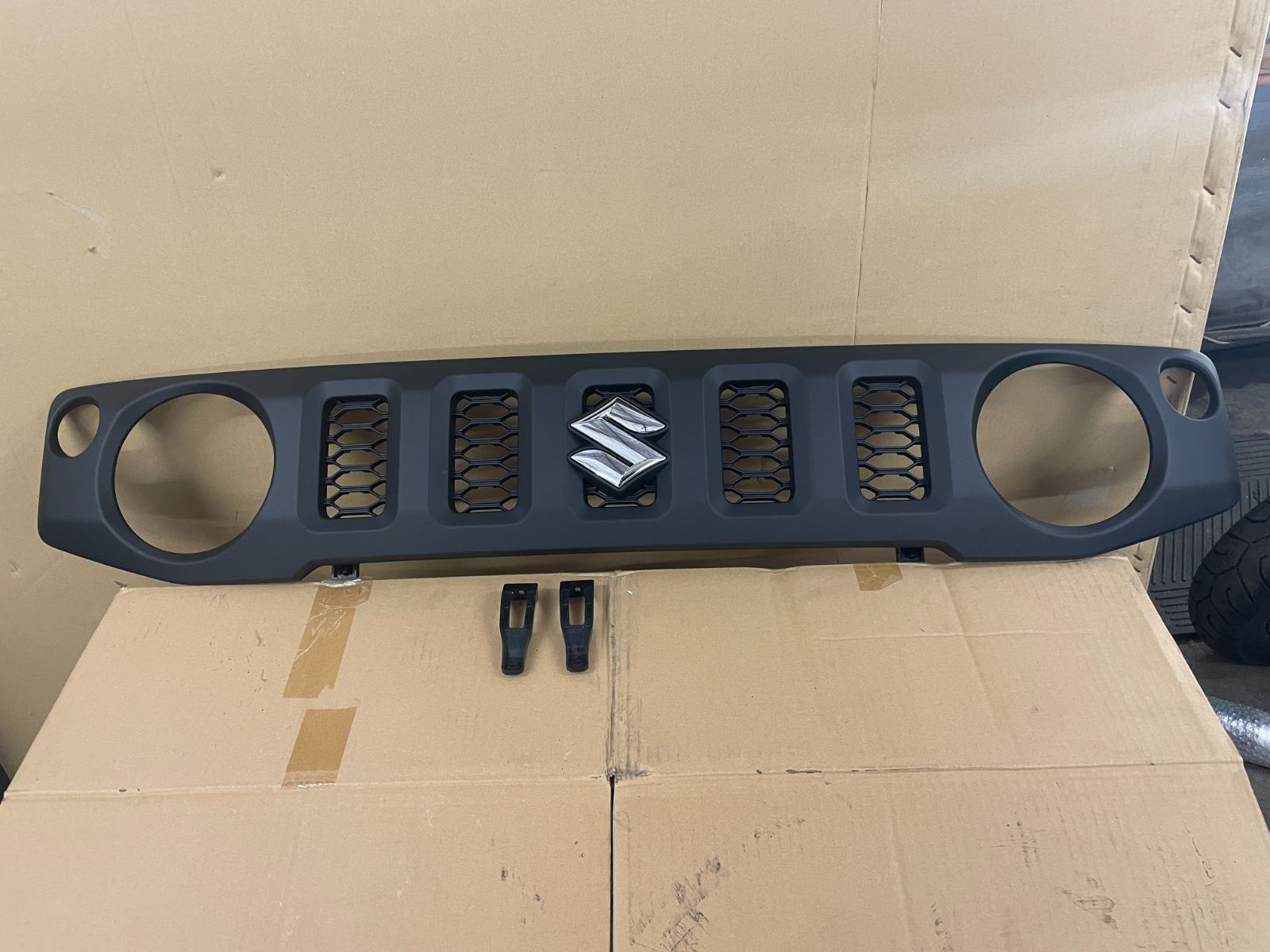 スズキ ジムニー JB64W/JB74W 純正 フロントグリル 菅7 - メルカリ