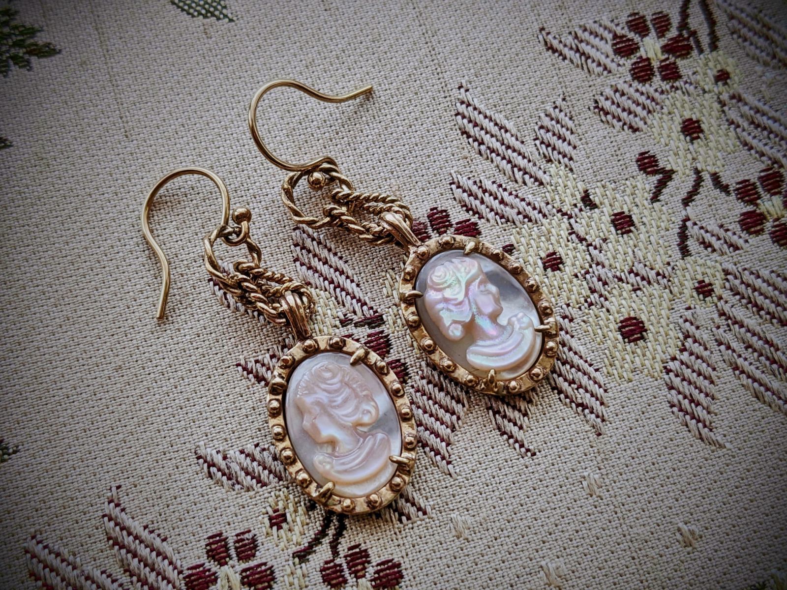 シェルカメオ　ピアス　ビンテージ シェルカメオピアス ほんのりピンクのシェルカメオと10金の上品で