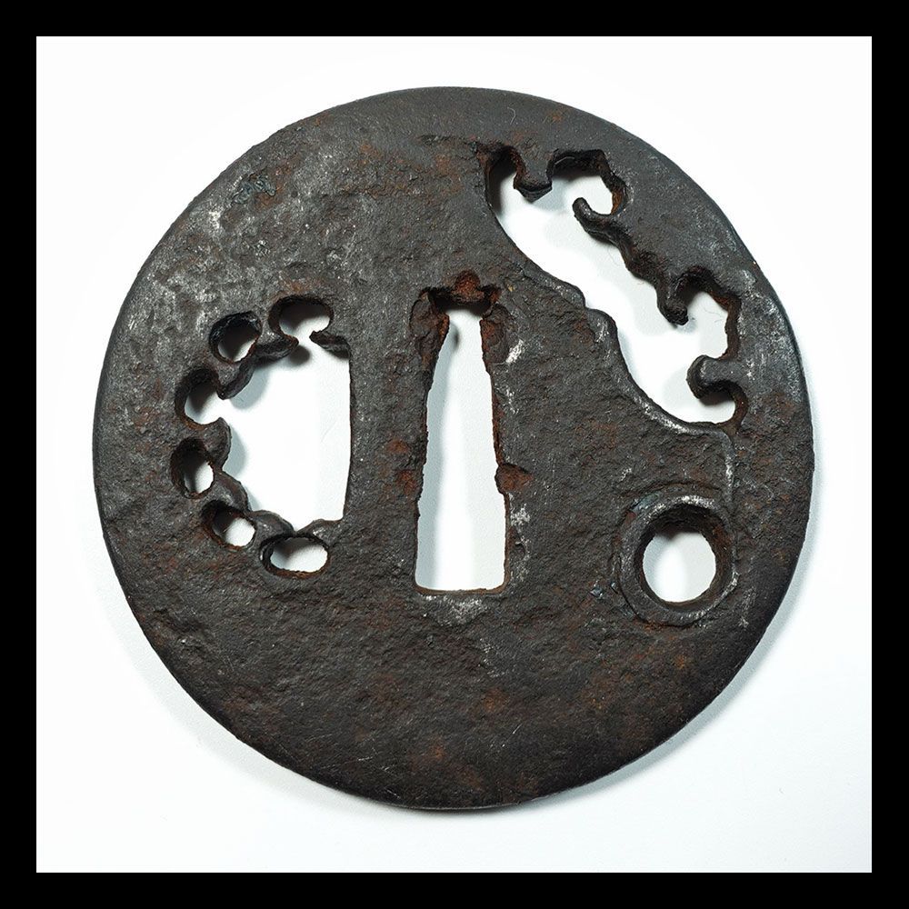 M 10 鉄地丸形雪輪透鐔 無銘 片櫃孔 角耳小肉 刀装具 拵 外装 時代本歌 鉄鍔 SDA