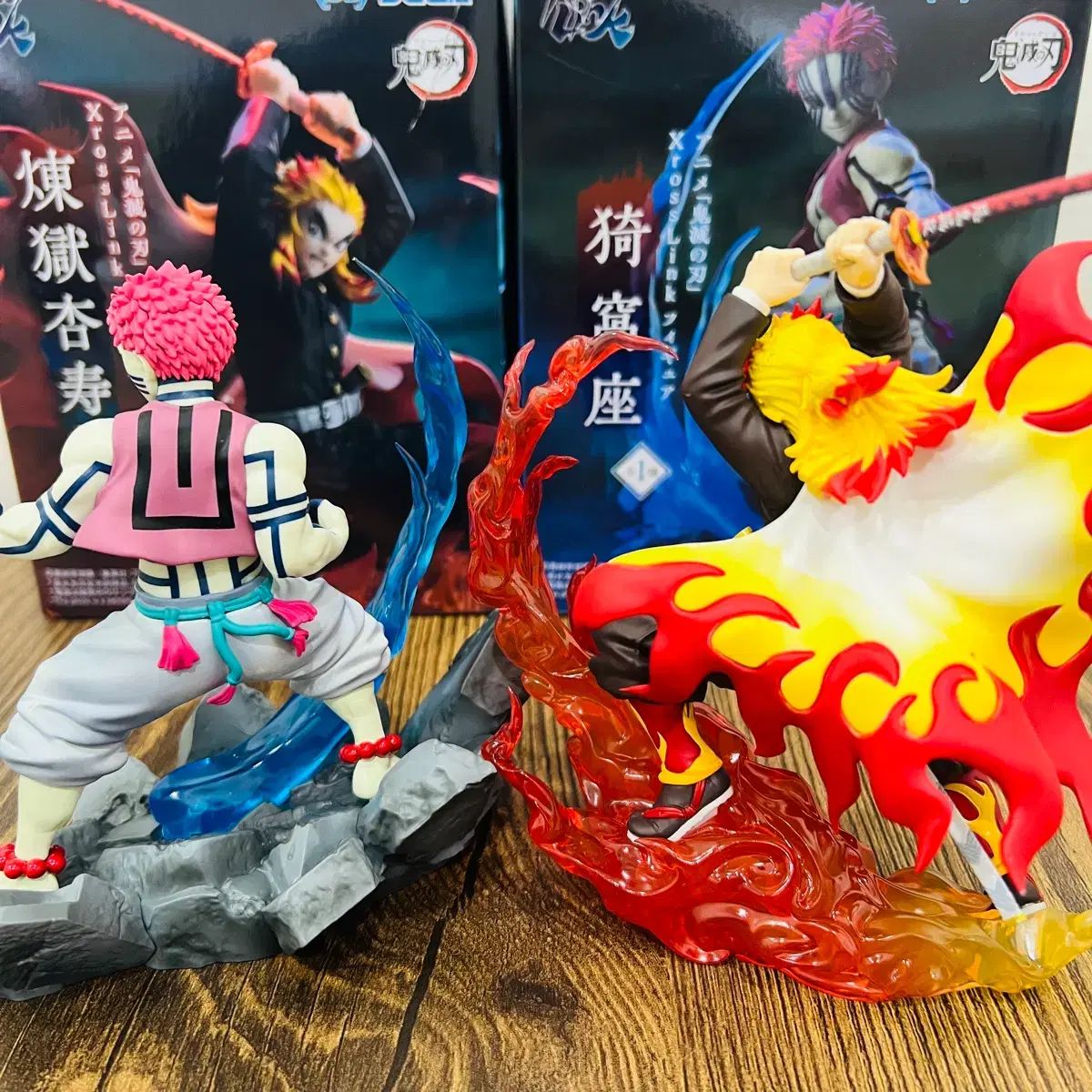 アニメ「鬼滅の刃」より炎柱「煉獄杏寿郎」と上弦の参「猗