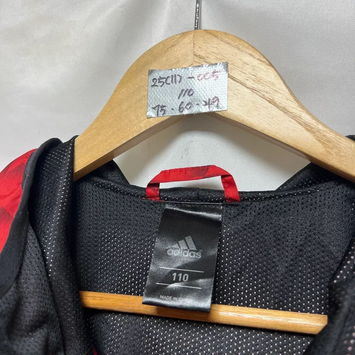 adidas Manchester United ウィンドブレーカー　レア adidas マンチェスター・ユナイテッド ウィンドブレーカー - メルカリ