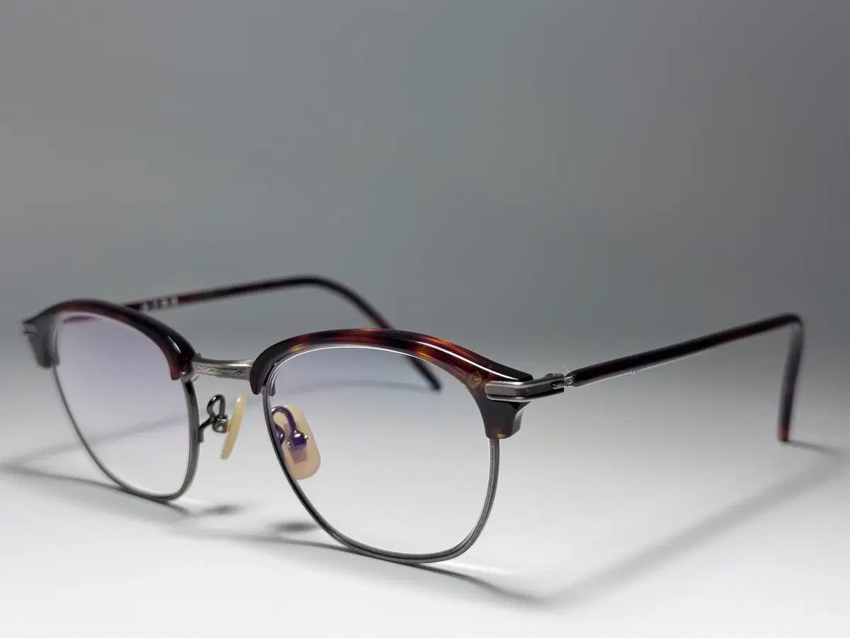 ブローフレーム