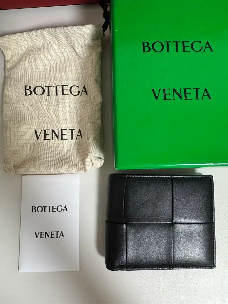 BOTTEGA VENETA ボッテガ ヴェネタ マキシ 二つ折り財布