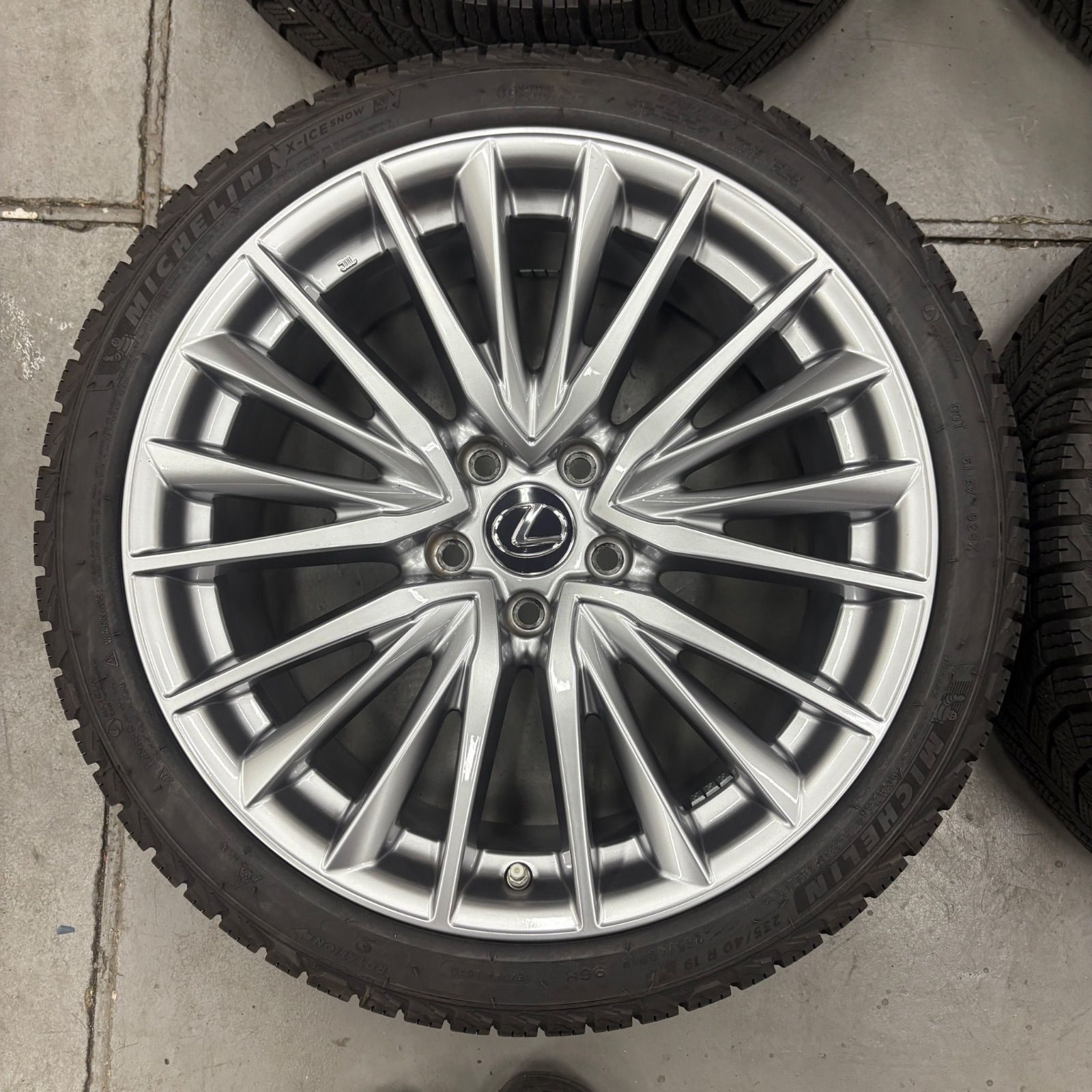 スタッドレスセット レクサス IS バージョンL 19インチ 8 5 j 45 PCD 114 3 ミシュラン 235 40 R 19 2025年