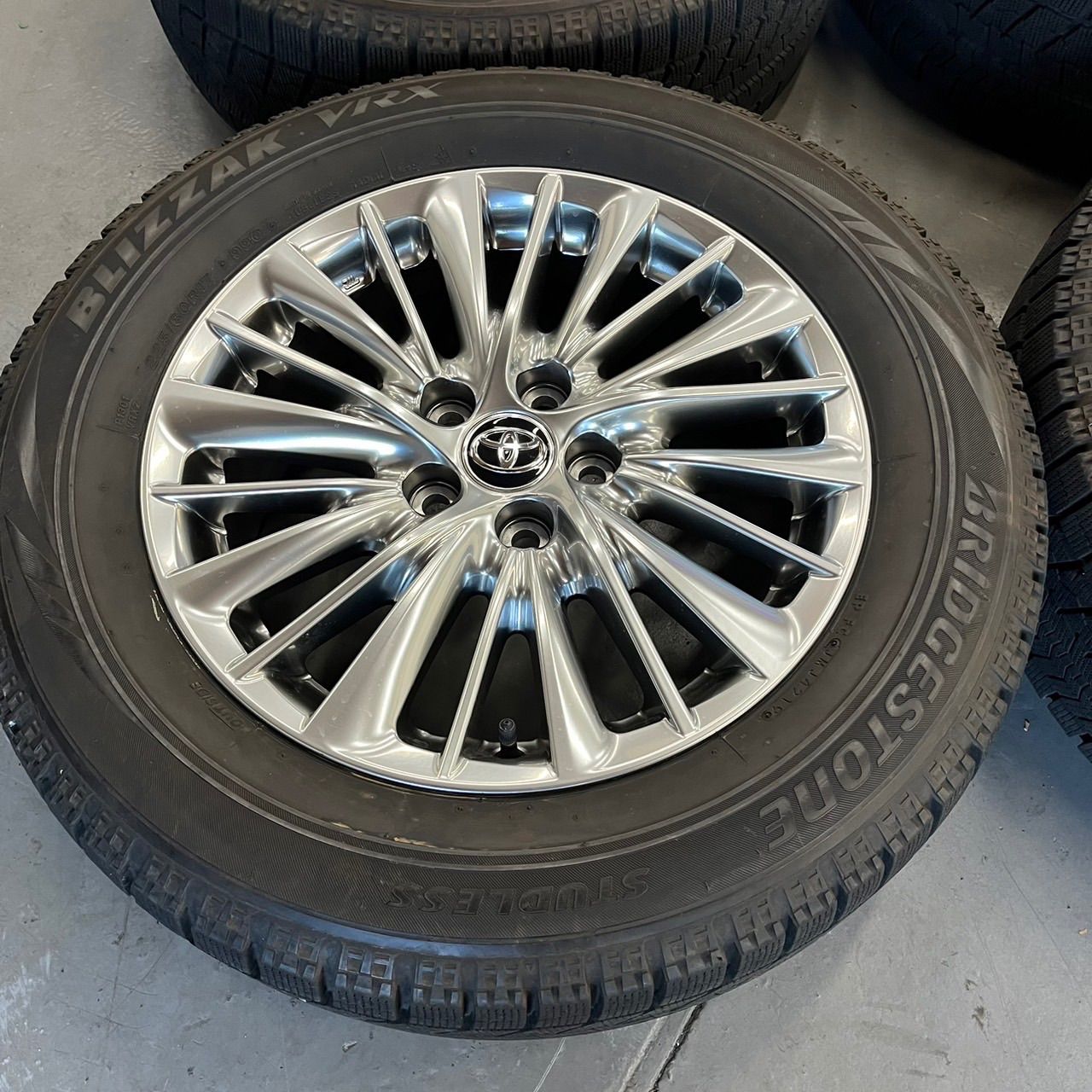 スタッドレス 30アルファード 17インチ 6 5 j 33 PCD 114 3 ブリヂストン VRX 225 60 R 17 2019年 ヴェルファイア