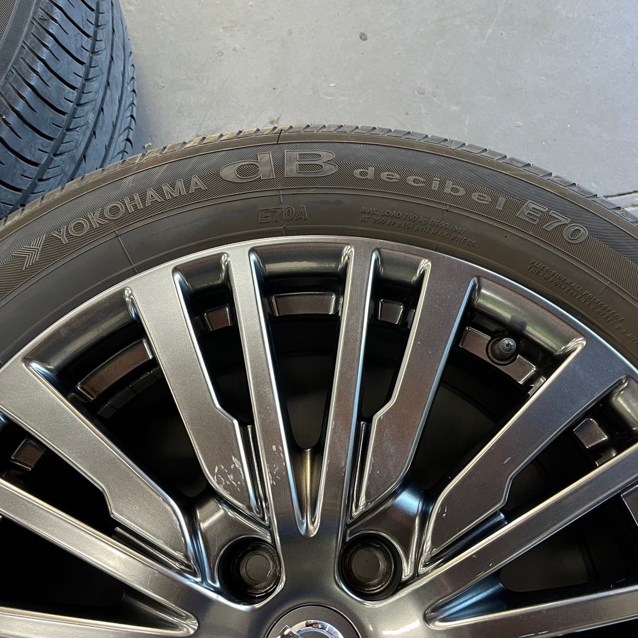 日産 エルグランド E52 ハイウェイスター 純正 ヨコハマ デシベル E70