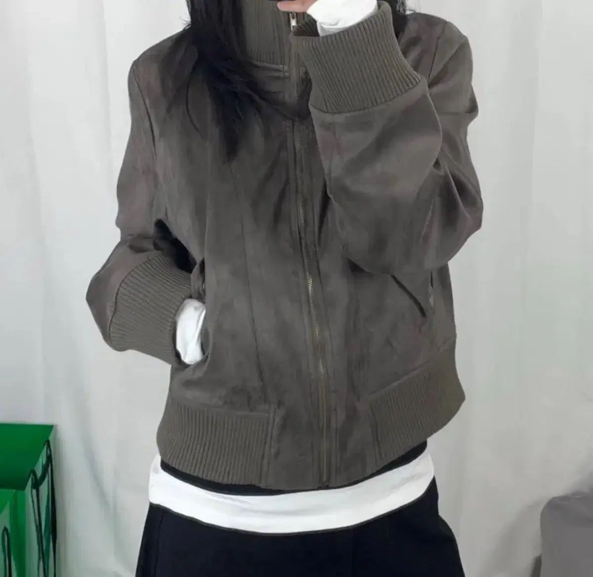 エイブリー ヴィンテージ ハイネック スウェード アウター カーキ色