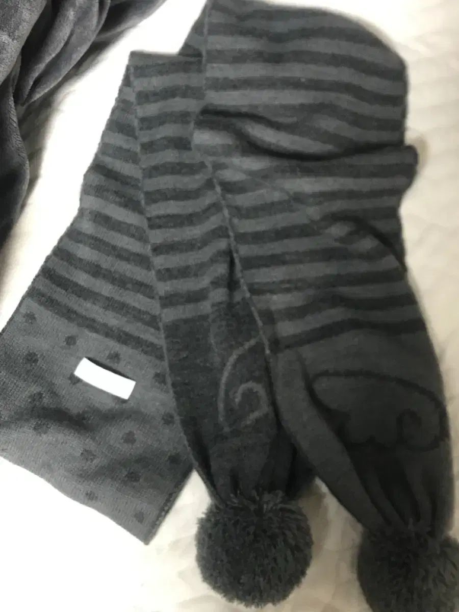 ハグユアースキン エンジェル ウィング ストライプ 퐁퐁 マフラー ストール チャコール ムシンサ