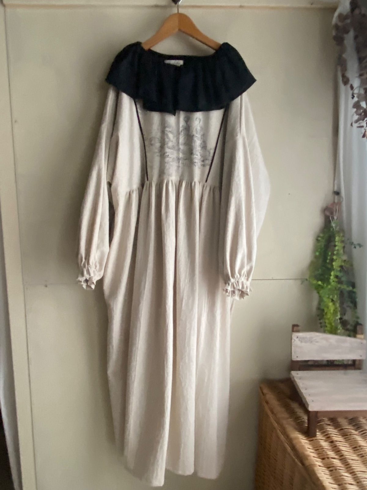 1着特別セット Shops リネンブラウスとYUWA トワルドジュイギャザーワンピースセット リネン ブラック綿麻 アイボリー