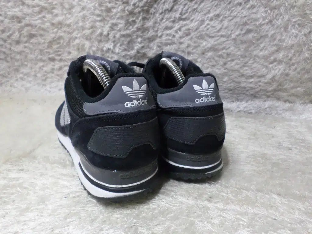 235 adidas zx700 ブラック スニーカー 中古 靴 - メルカリ