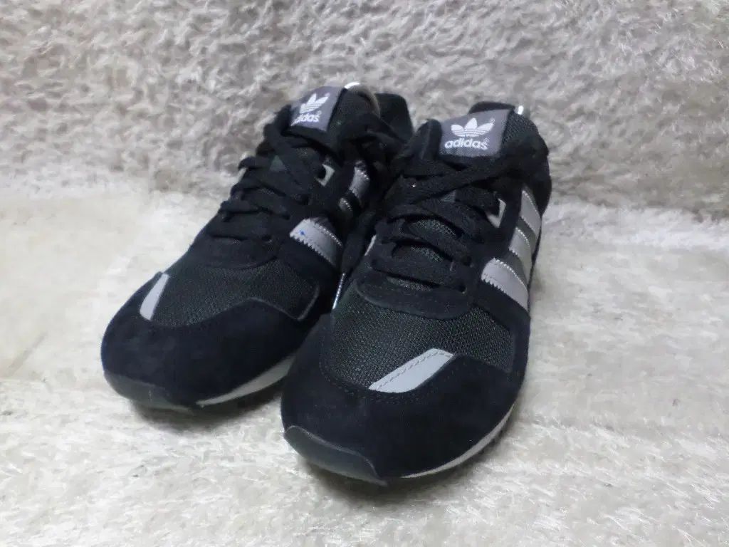 235 adidas zx700 ブラック スニーカー 中古 靴 - メルカリ