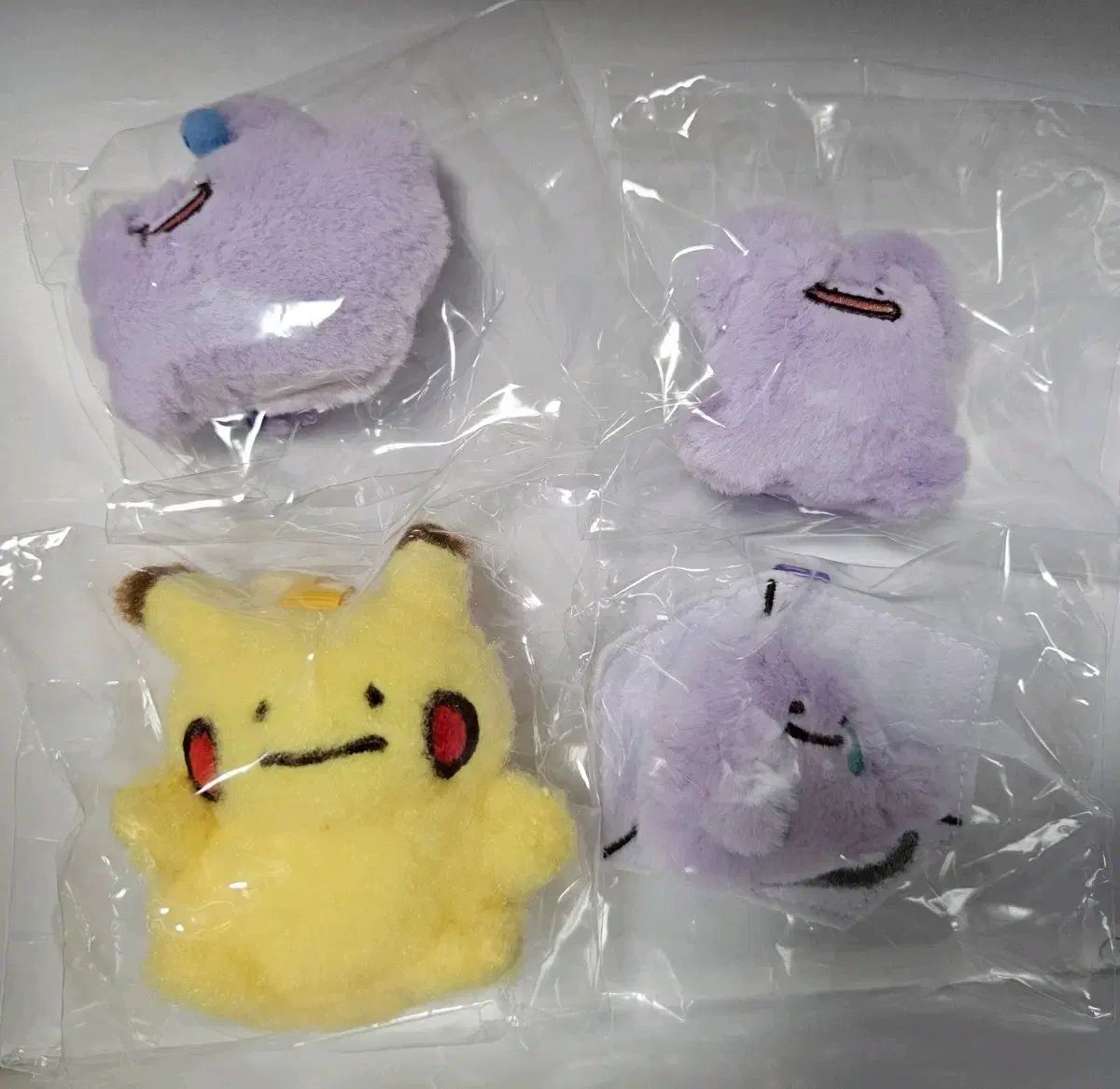 メタモン韓国ポップアップ ぬいぐるみキーリング ガチャ ピカチュウ