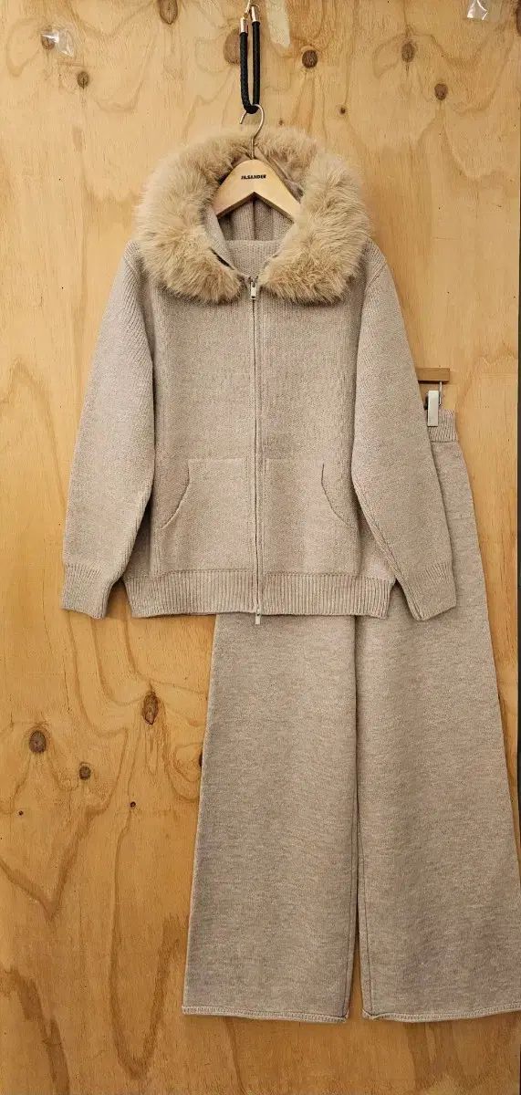 ベージュふわふわファー WHO ニットズボン セット