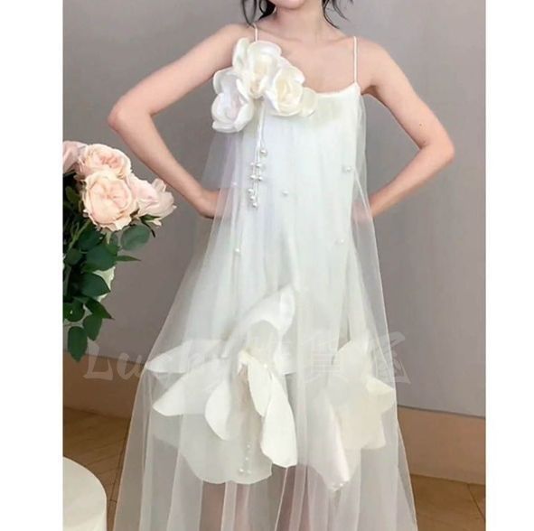 ♥ ウエディングドレス aライン ミニ丈 透け感 白 袖なし キャミソールドレス 花 コサージュ 花嫁 結婚式パーティードレス ブライダル ふんわり レイヤー イブニングドレス前撮り後撮り 披露宴