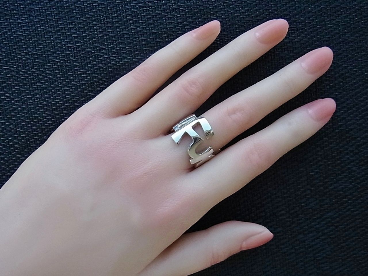 FUCKリング Fuck off !! のメッセージでぐるっと囲ったリング 反骨精神を忘れたくないあなたに