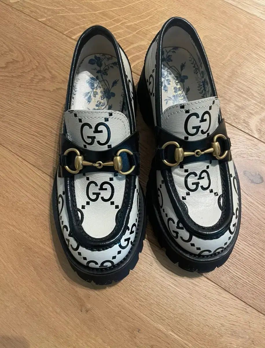 グッチ GG ロゴ フラットフォーム ローファー