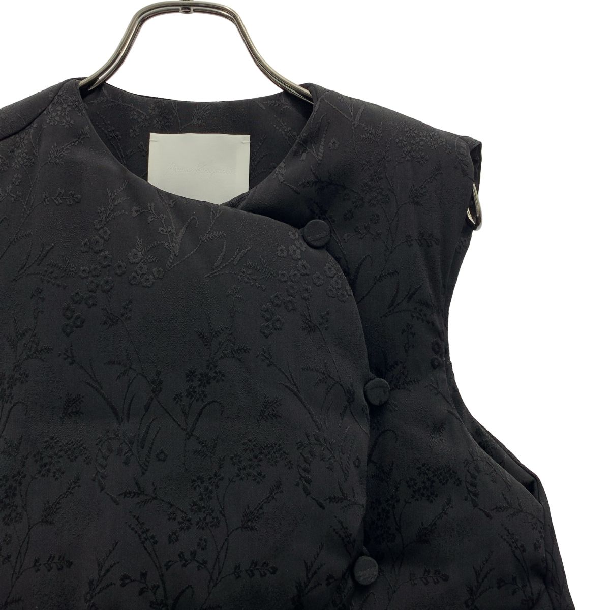 【美品】  Mame Kurogouchi / マメクロゴウチ | 2025AW | Floral Jacquard Rounded Down Vest フローラルジャガード ラウンド ダウンベスト | 1 | ブラック | レディース Floral Jaquard Rounded Down Vest-フローラルジャカードラウンド