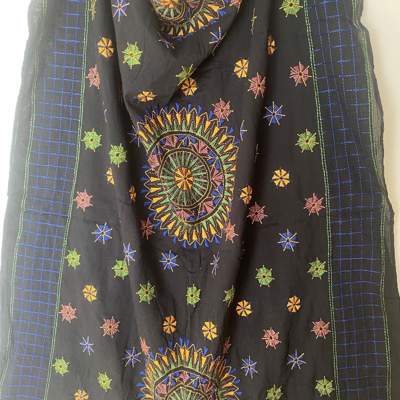 美品 NE QUITTEZ PAS! ヌキテパ 刺繍 大判ストール ブラック 総柄