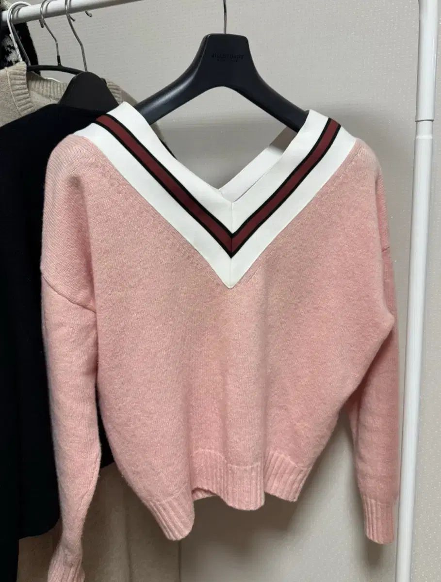 SANDRO ピンク Vネック ニット