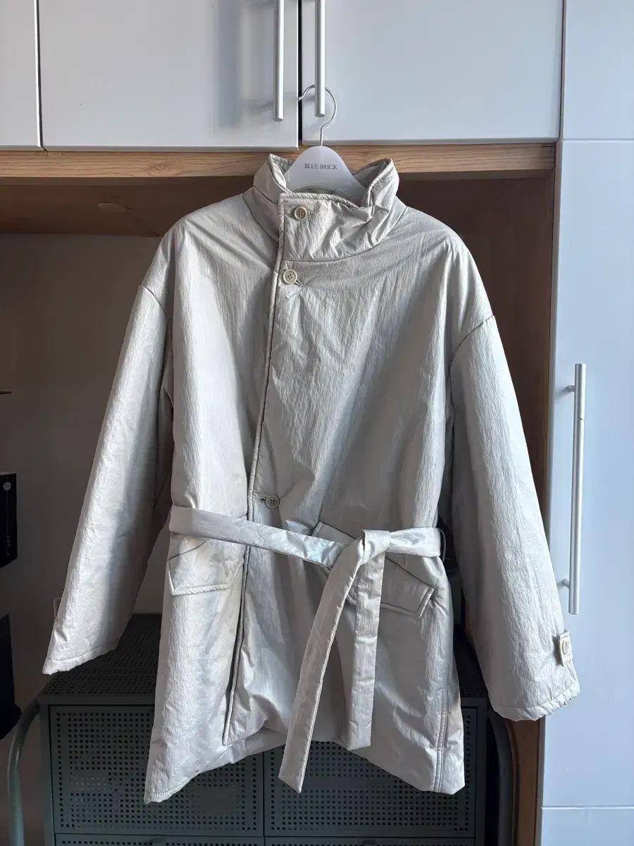 ブルーブリック BLUE BRICK ホワイトシルバー ベルト付き ダウンジャケット ロング丈
