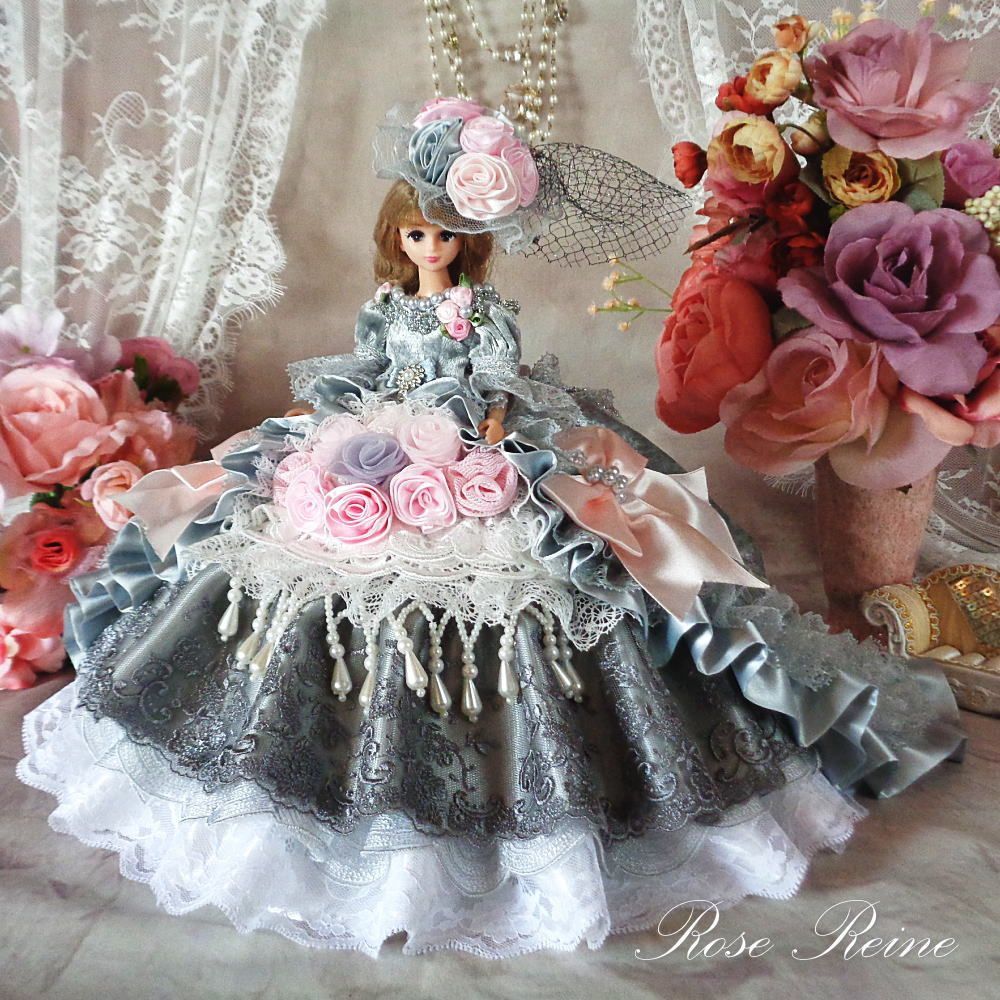 エリザベス王妃 夕霧のロンドン シルバーグレーのエレガントオーバートレーンドールドレス